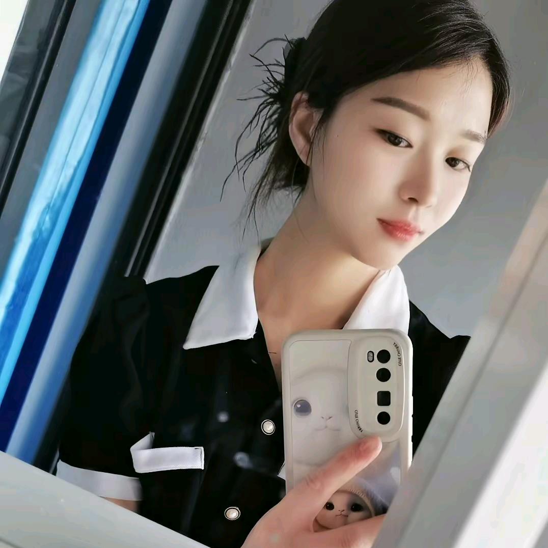 🦋 何 敏