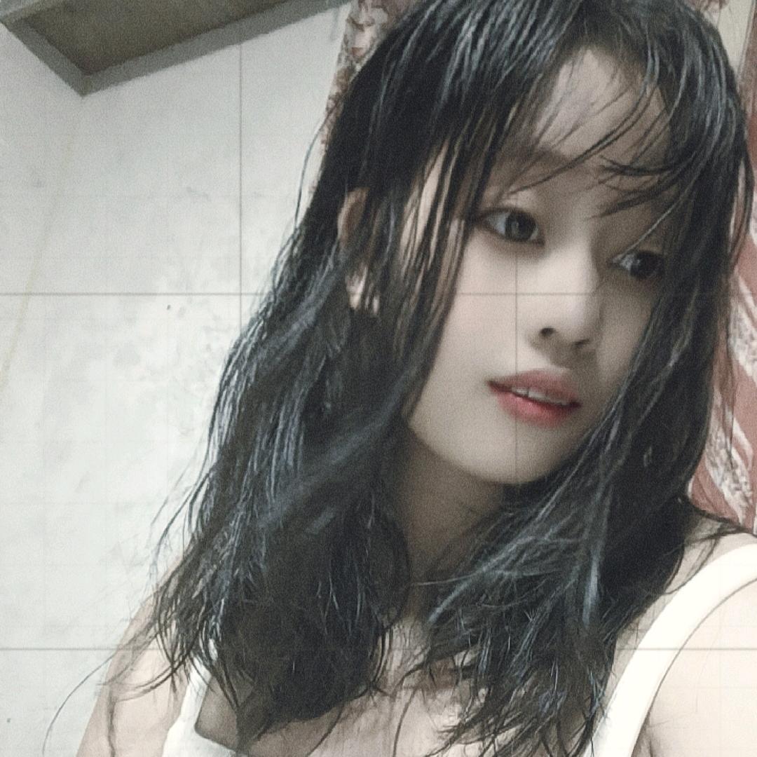 睡在纸上的娃娃
