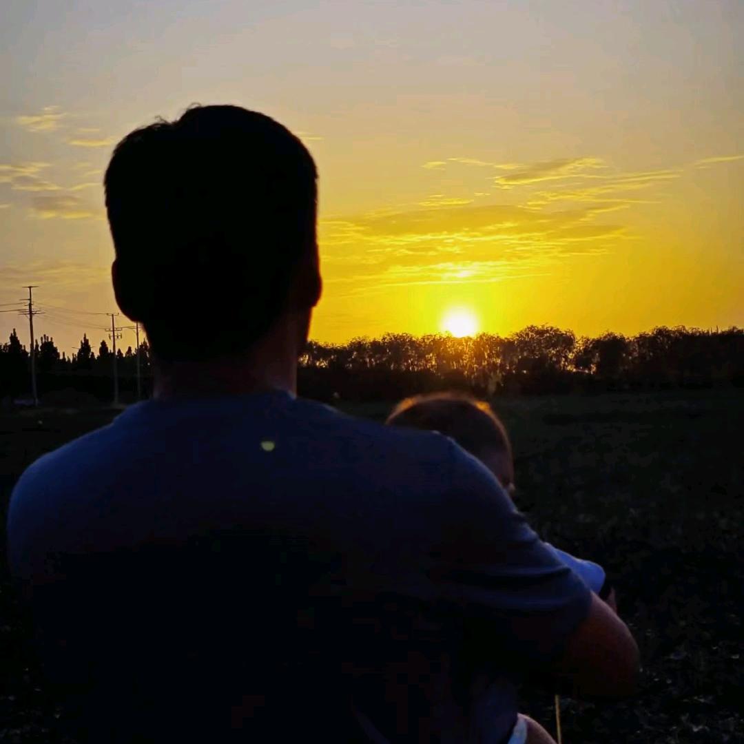 🚶🏿‍♂  迎着风