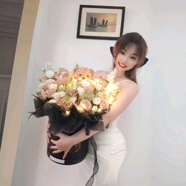 酒窝小姐姐