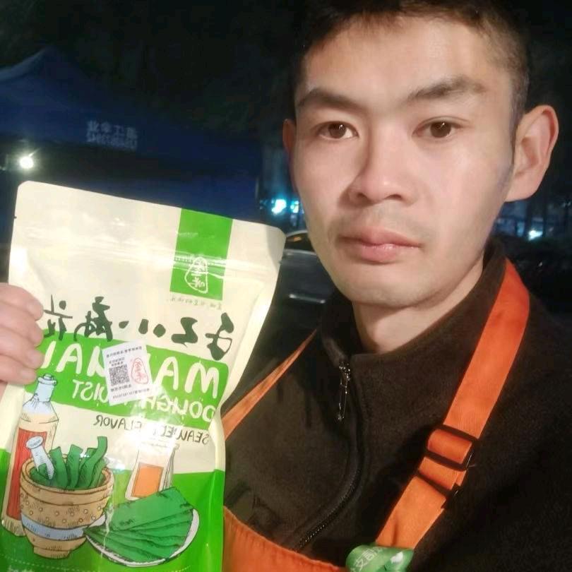 石头在卖零食的路上