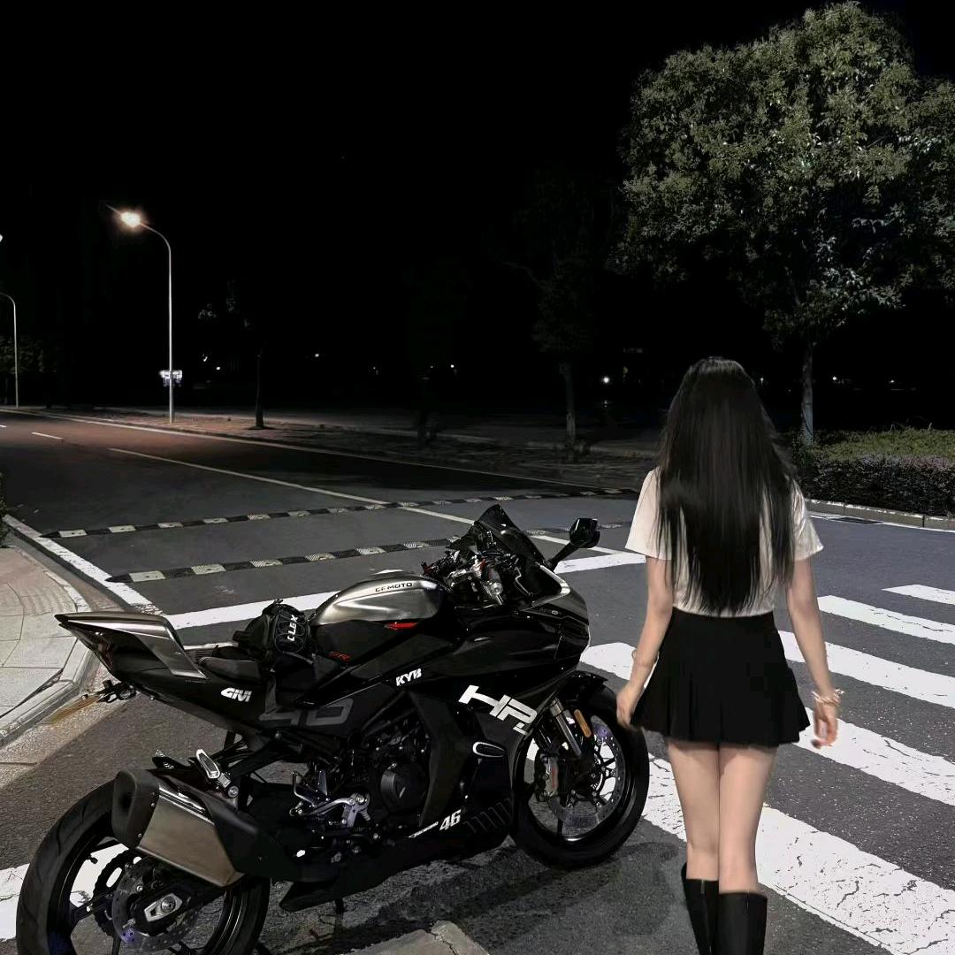 青风摩托车女教练