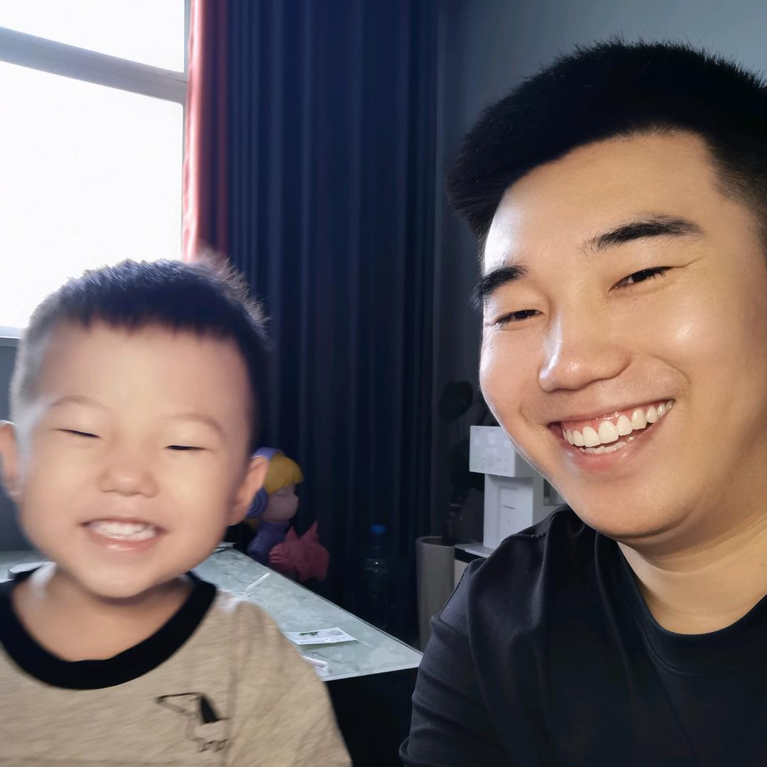 小眼睛的夏爸爸.