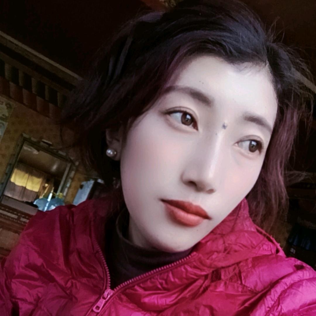 德风化妆品 和藏式服装店