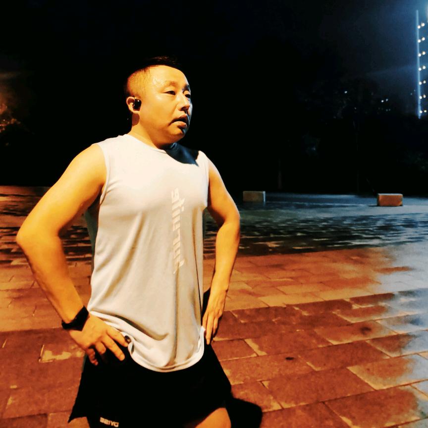 努力跑步的安