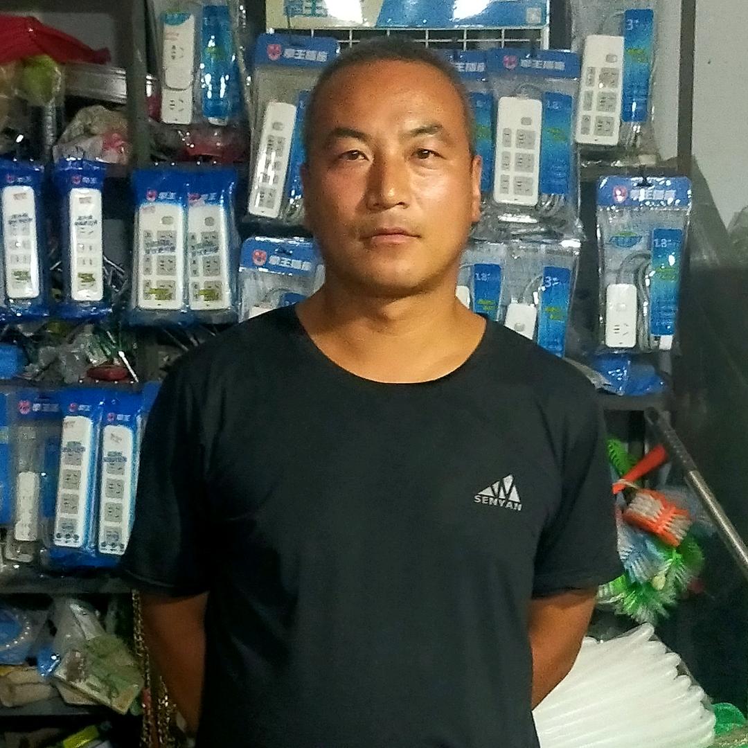 开着挖机卖五金