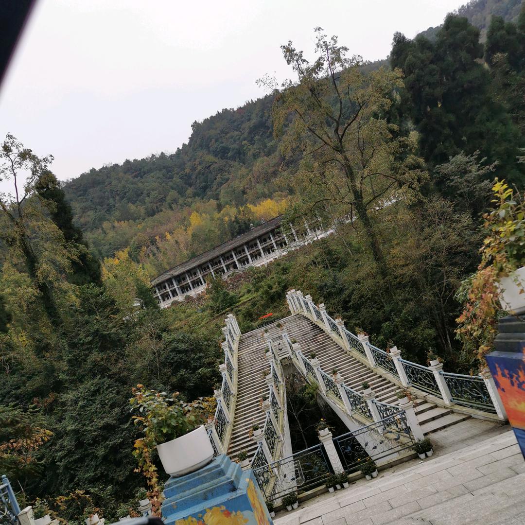 清风拂山岗