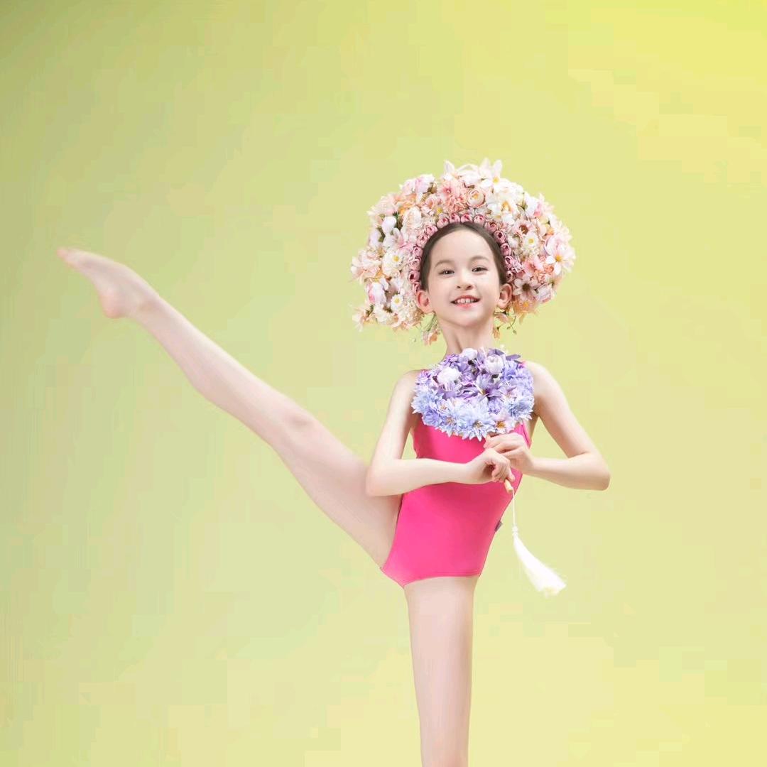 哈尔滨晴天纸飞机舞蹈摄影