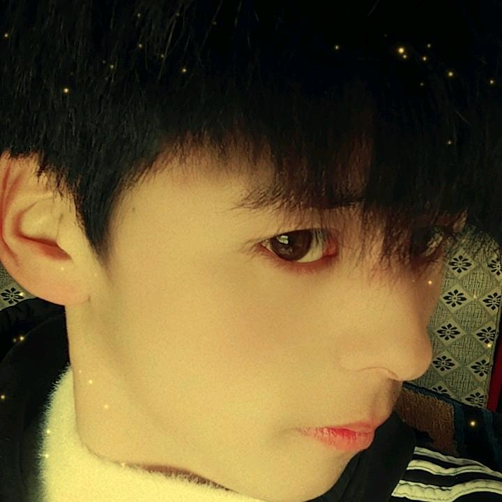 夕阳下的烈焰红唇