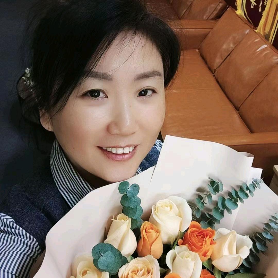 洪姐在重庆做家务，带孩子，照顾老人