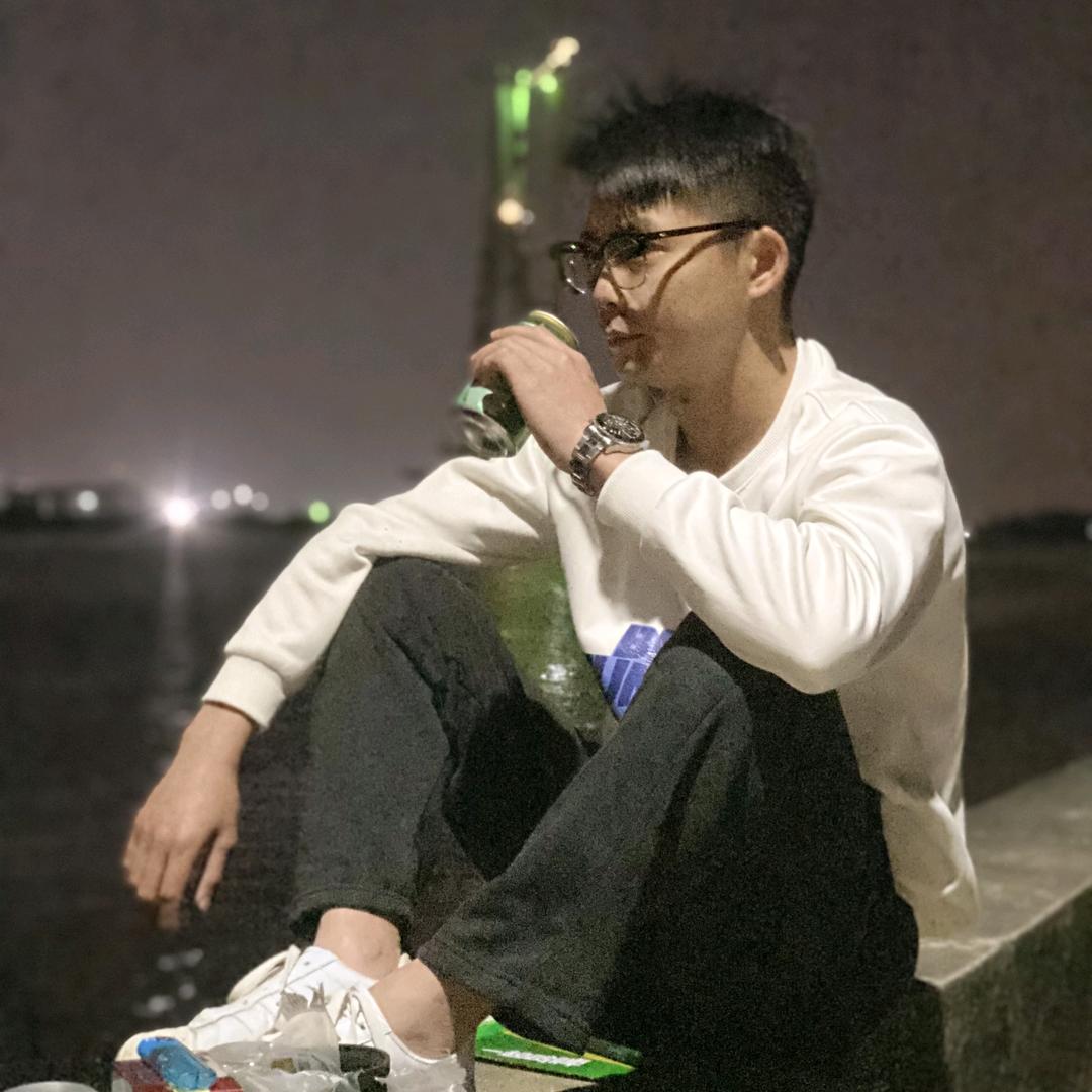 小梁(ง •̀_•́)ง