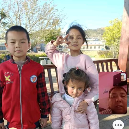 伊人素妆，，沉默。