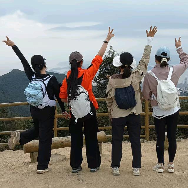 爱徒步拍照的小陈