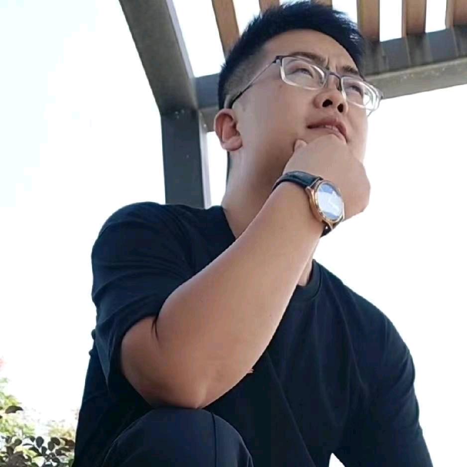 笑笑.