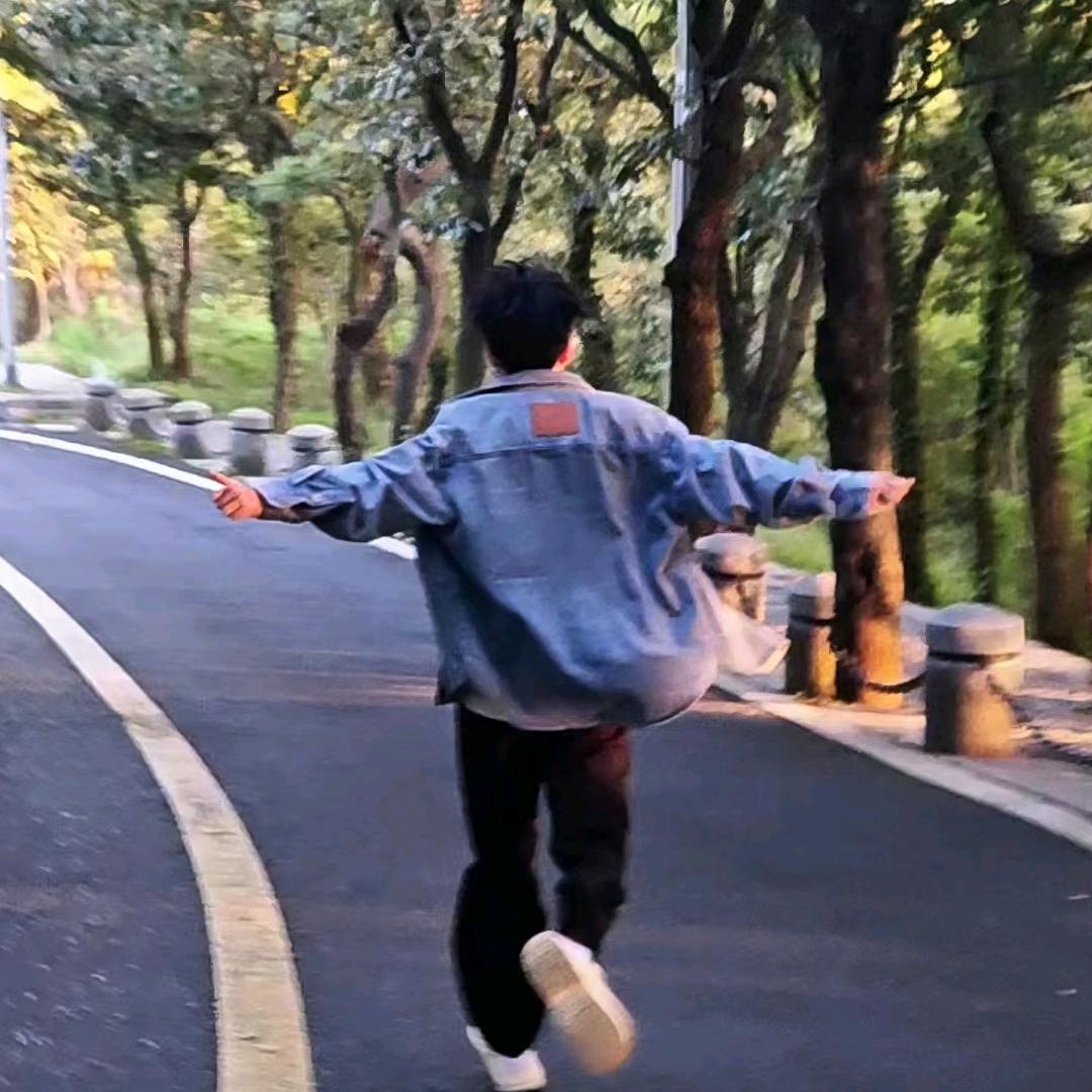 憨憨阿松.