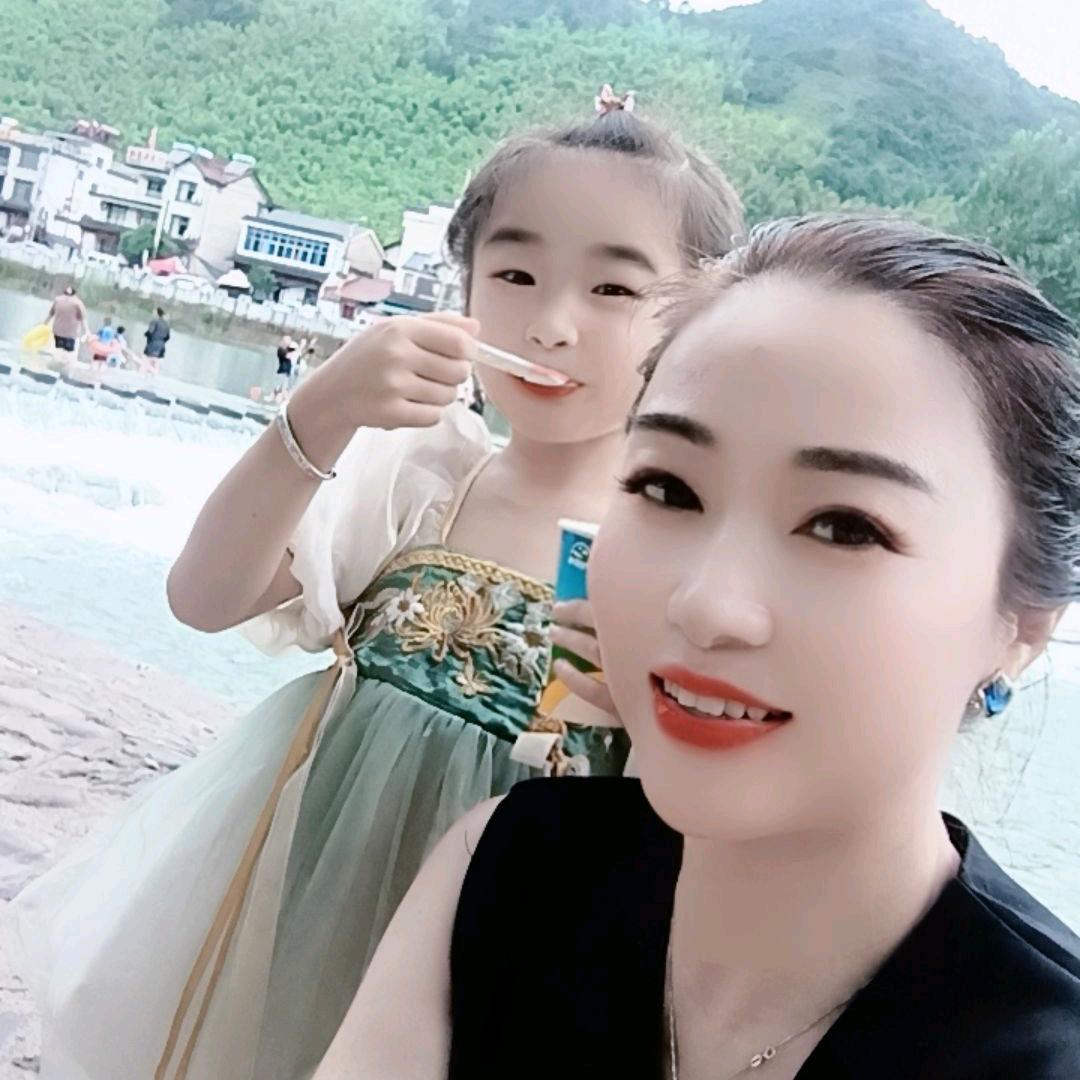 钱多多 爸爸妈妈 哥哥💑