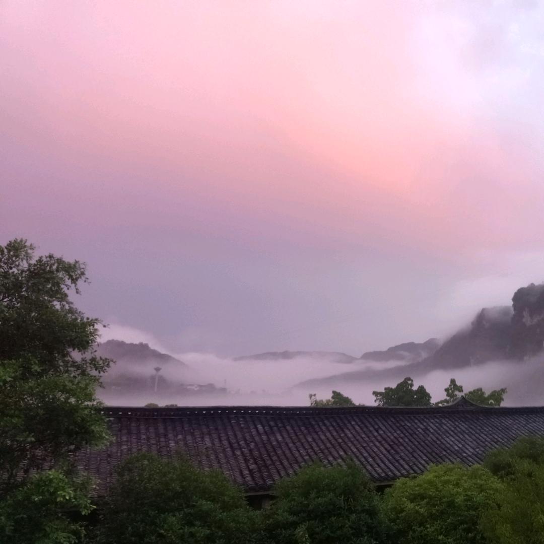 姑娘微笑有酒窝