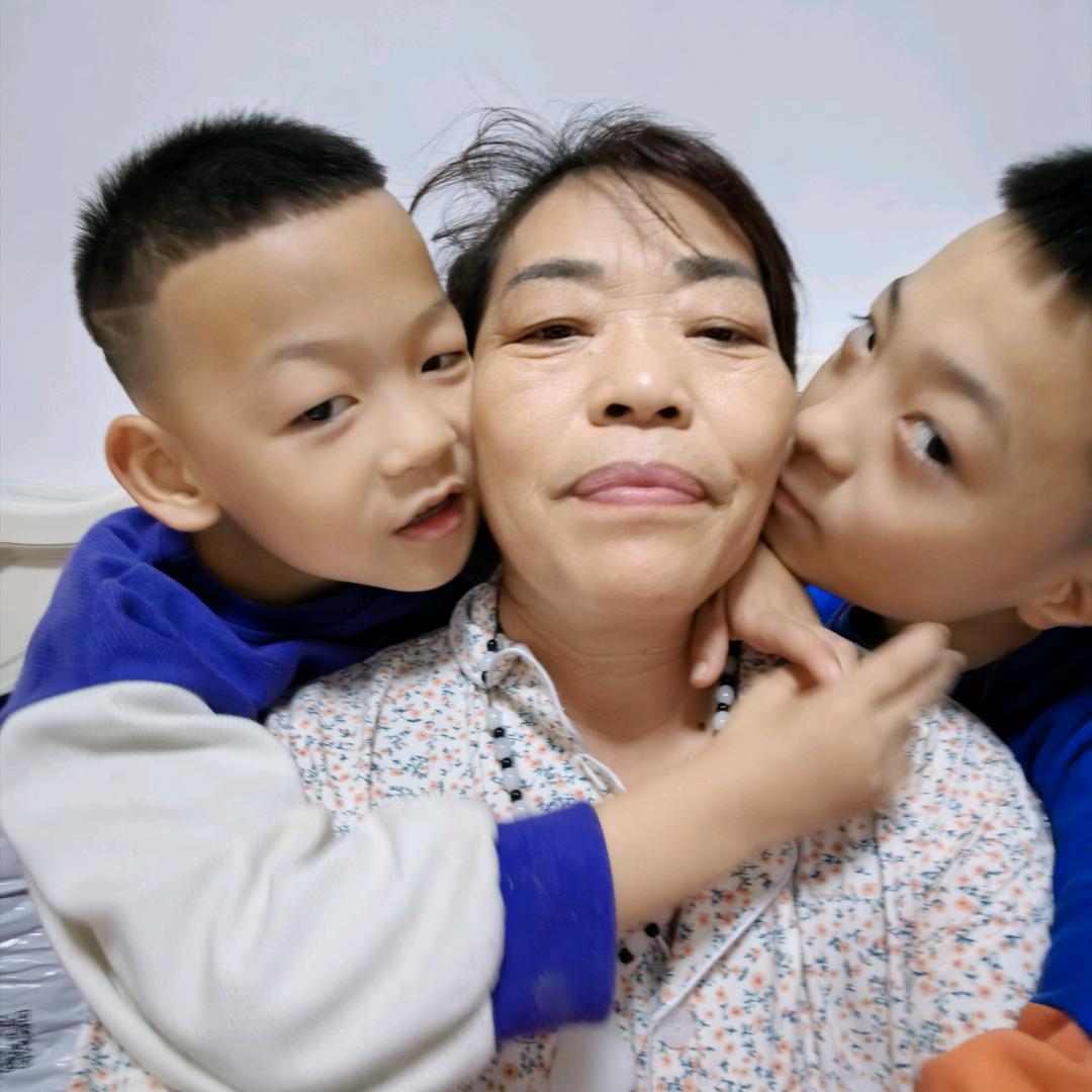 红红火火。两个宝宝的奶奶