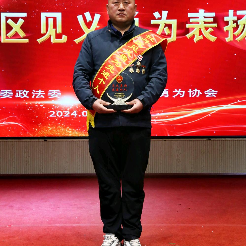 帮助别人就是我的追求，一生之中的军人