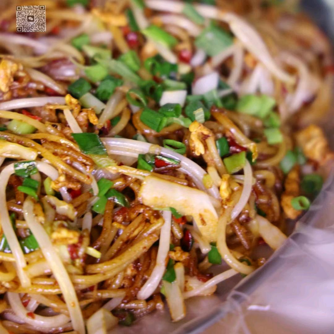 天空里夫妻摆摊，胡氏炒粉哥（80后夫妻