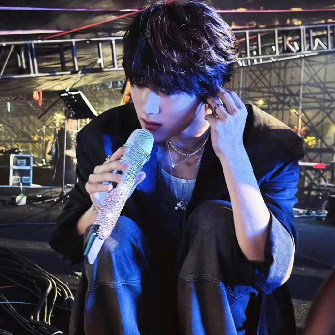 ⚜️深 情 小帥.