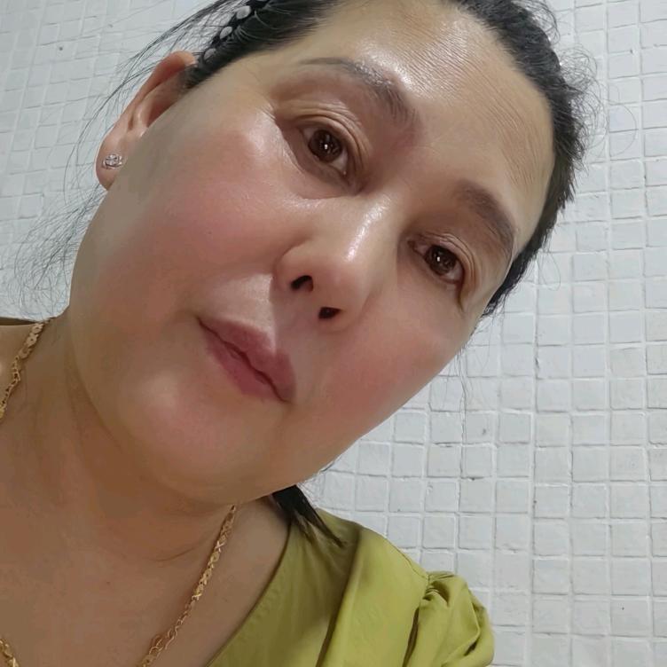 路灯下的姑娘