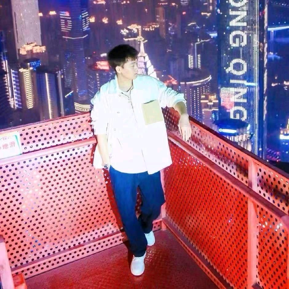 爱抓娃娃的伟仔