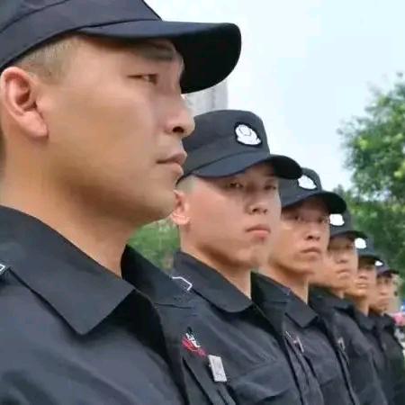 铁男会敬礼
