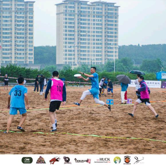 东经105，北纬32。