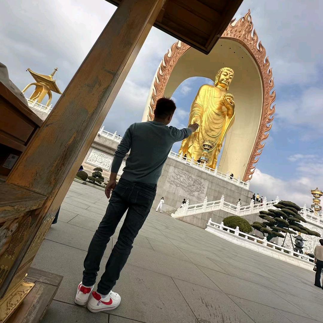 “先低头赶路，到了山顶再说”