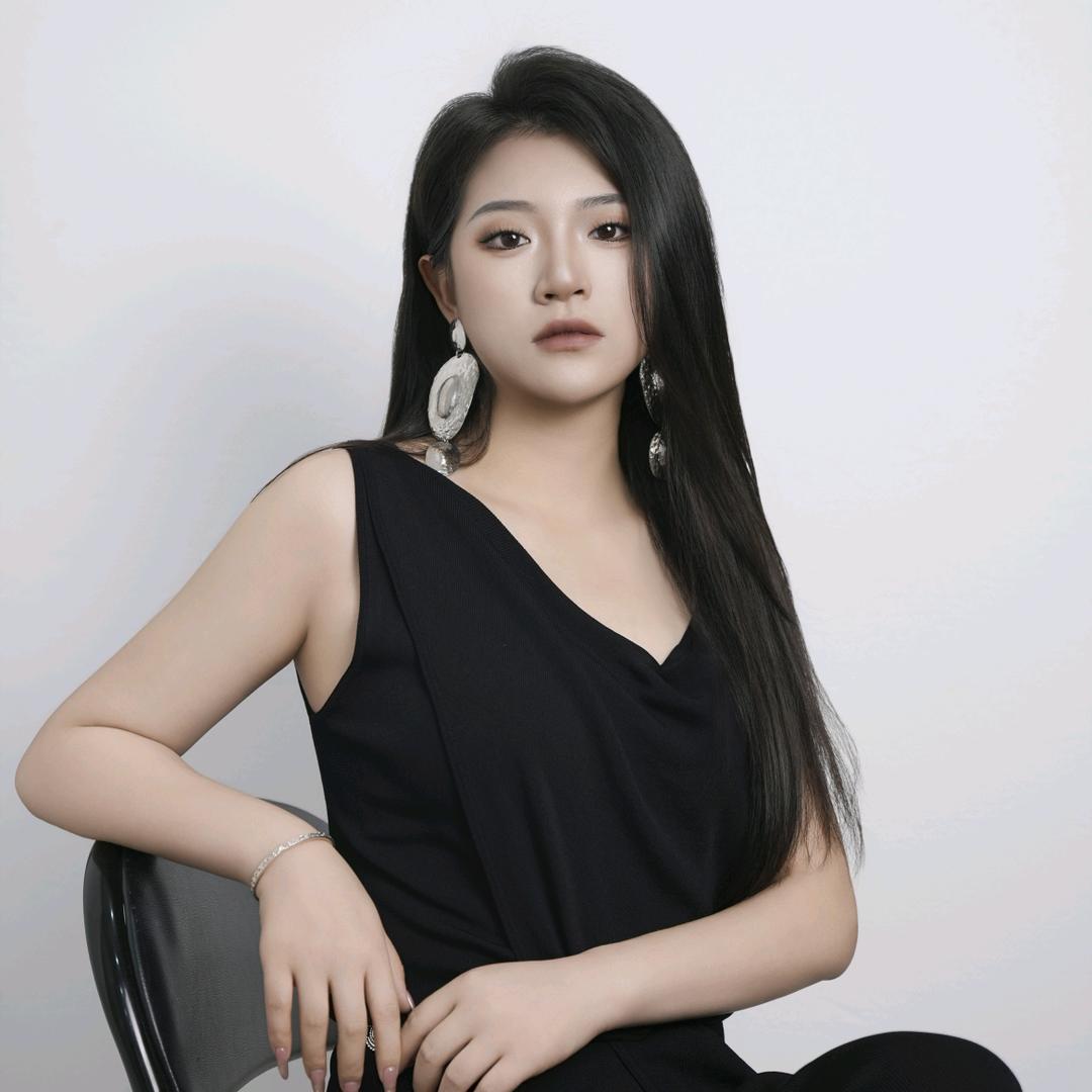 @化妆师    莹浅