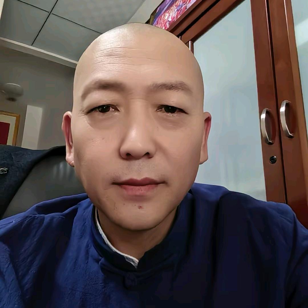 酒饮微醉，花赏半开