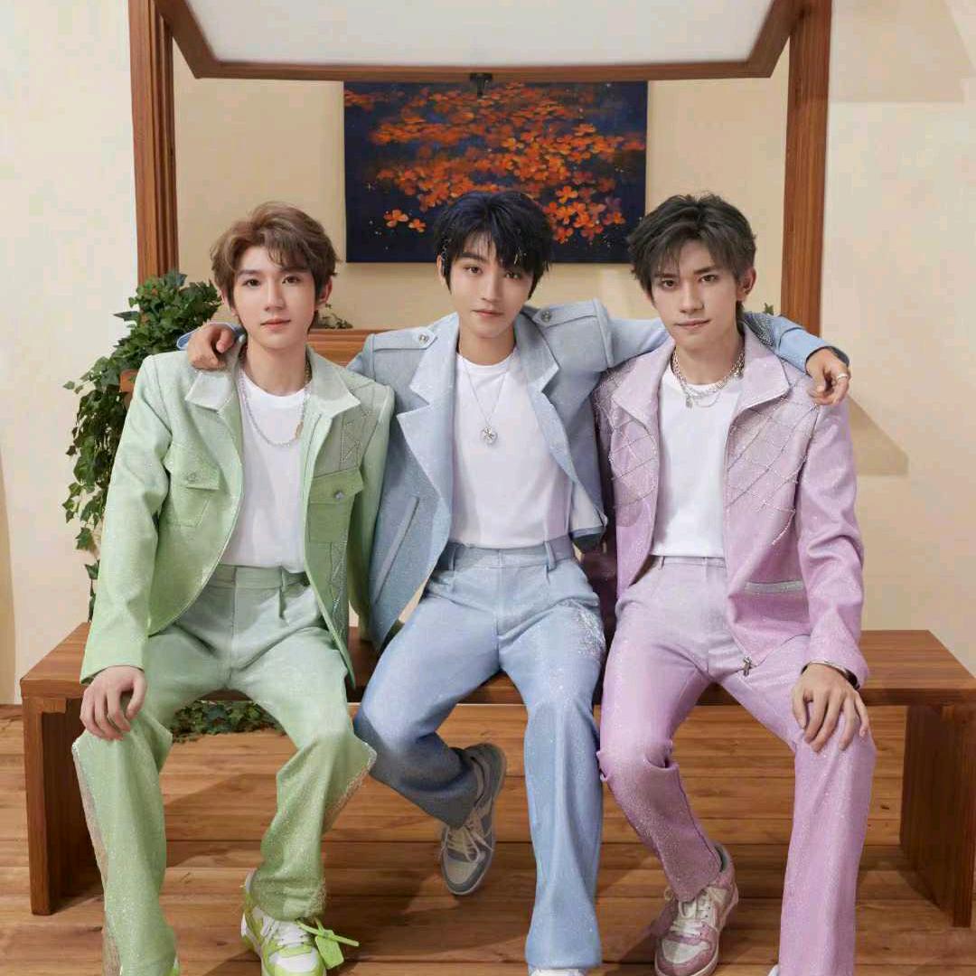 四叶草🍀💛❤️💚💙