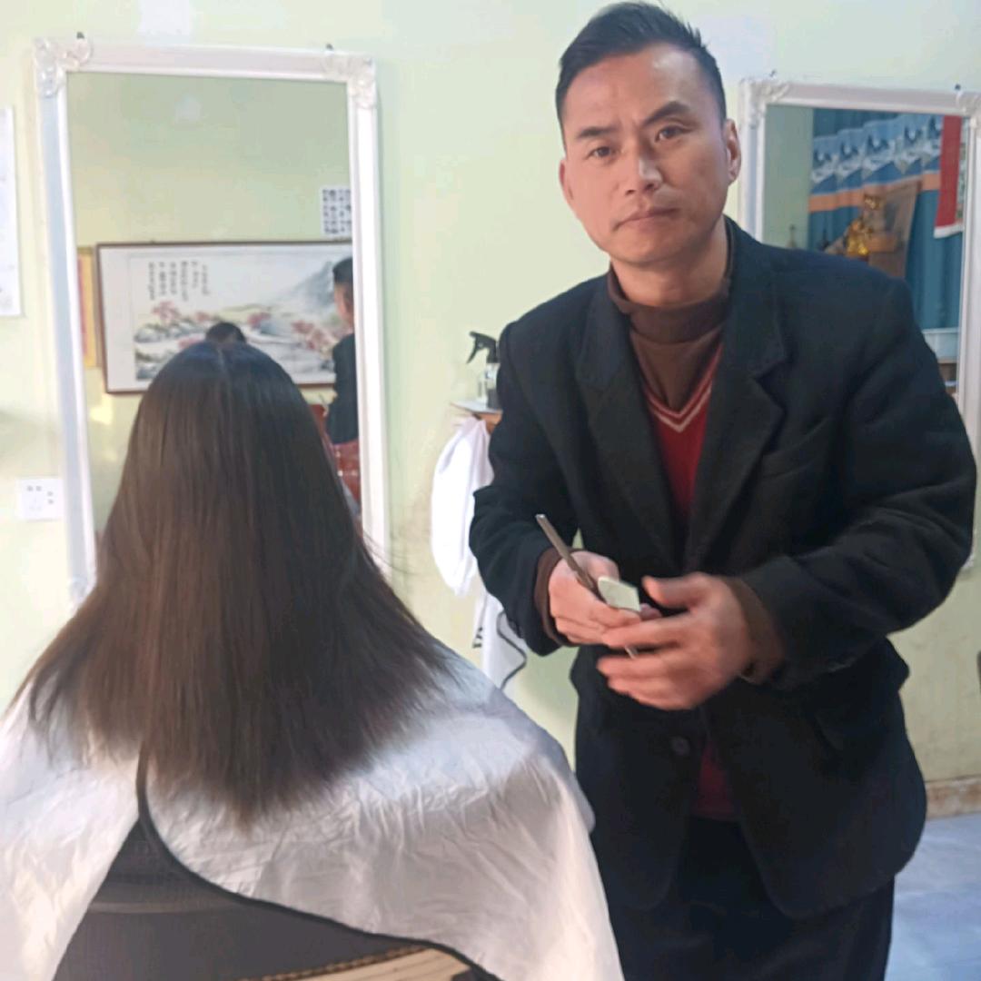 曾名湘，发型设计