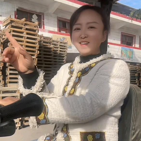 托盘姐-阿丽🎤