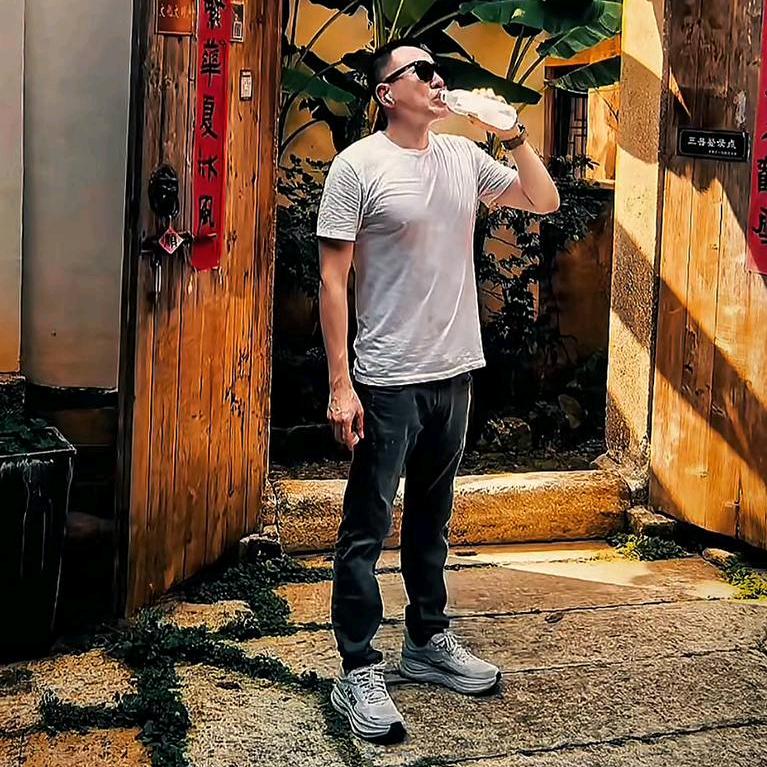 躺在云朵上的大叔