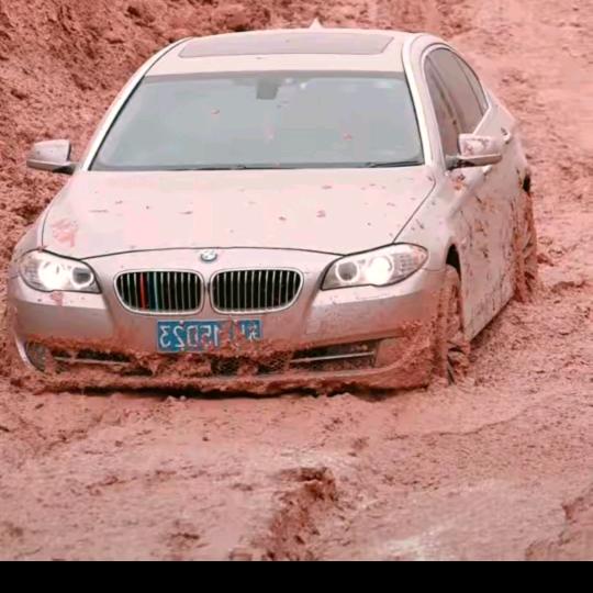 骑着白毛利勇闯天涯