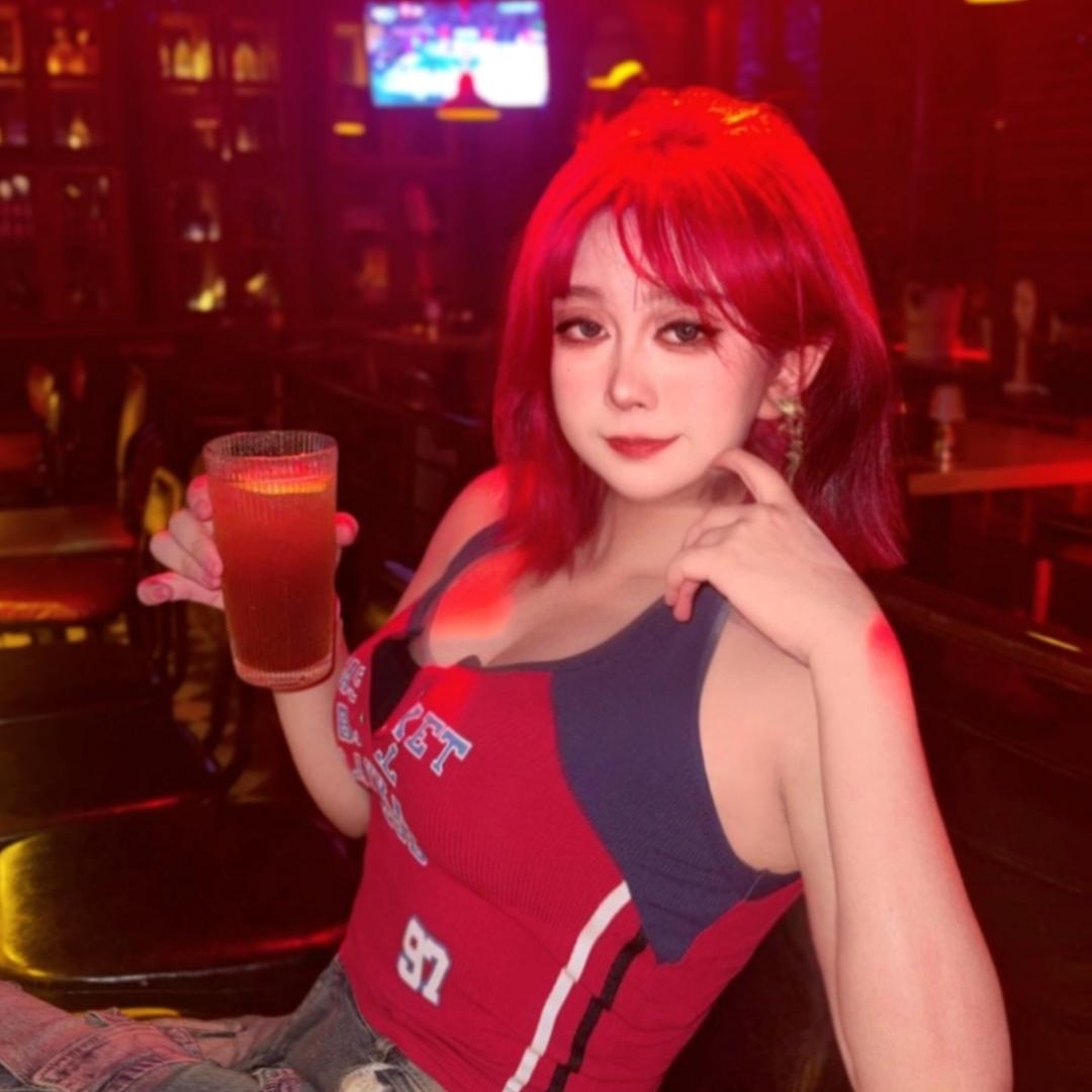 屁股镶钻的闪腚美女