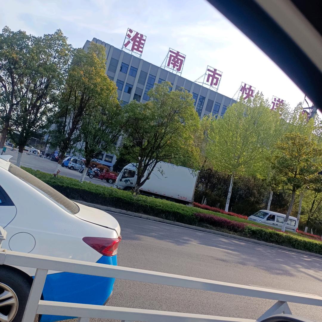 现实社会就是:嫌你穷、怕你富！！！
