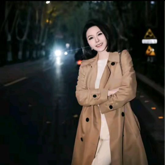 溶溶RONGRONG（轻奢品质穿搭）