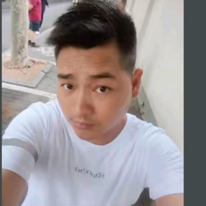 星光下赶路的人