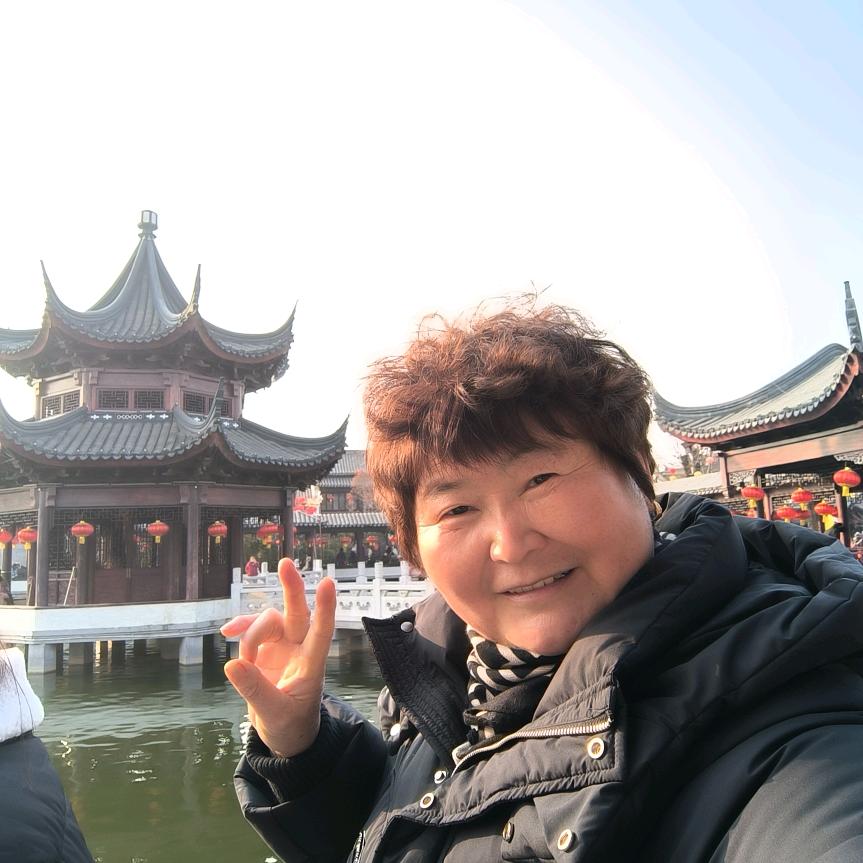 硕硕奶奶橱窗营业中