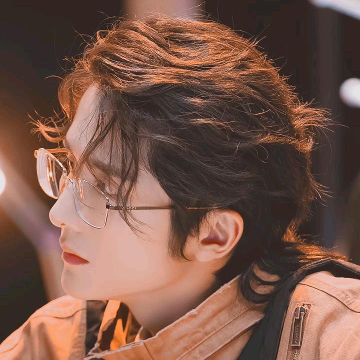 谨言(｡•́︿•̀｡)