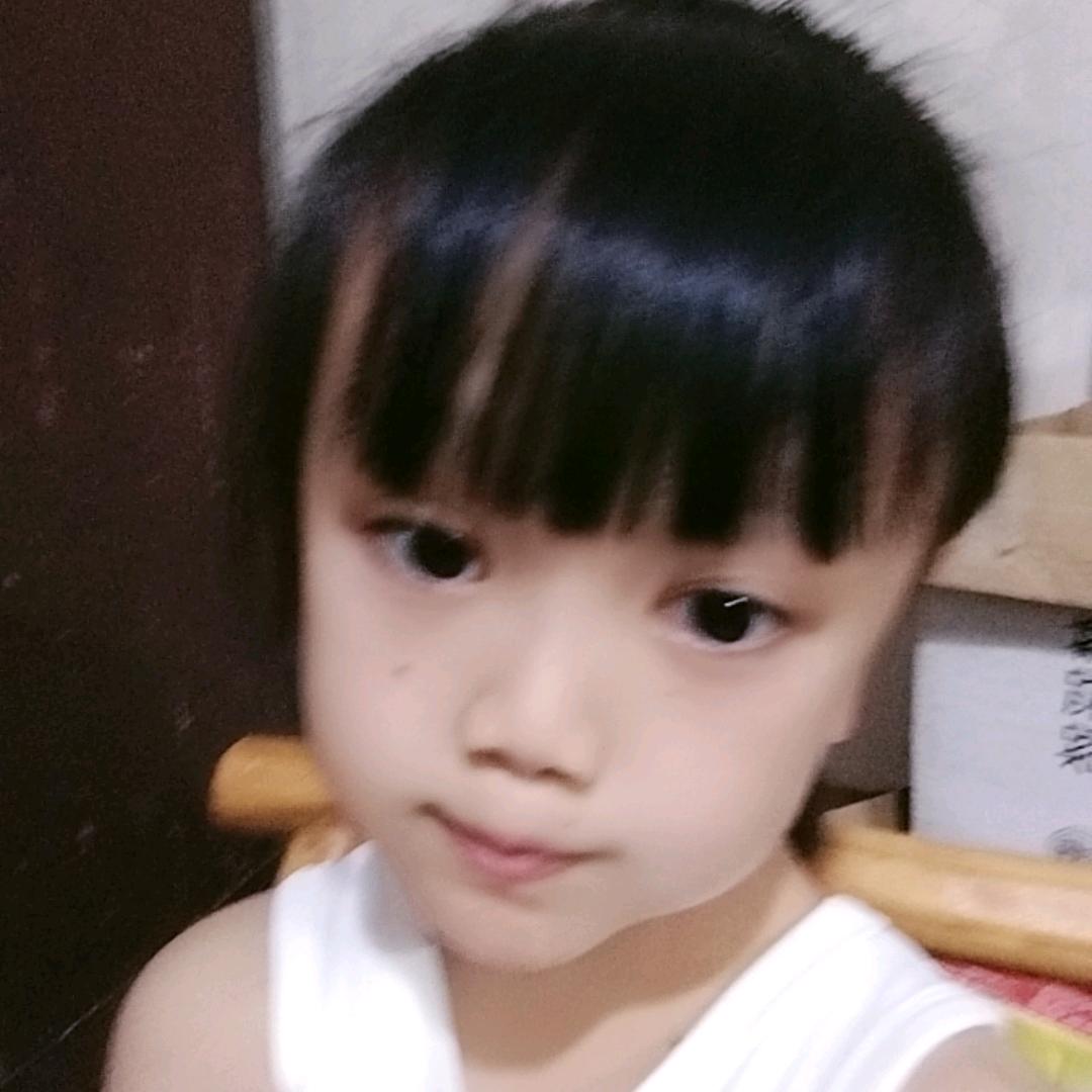 爱散发的小女孩