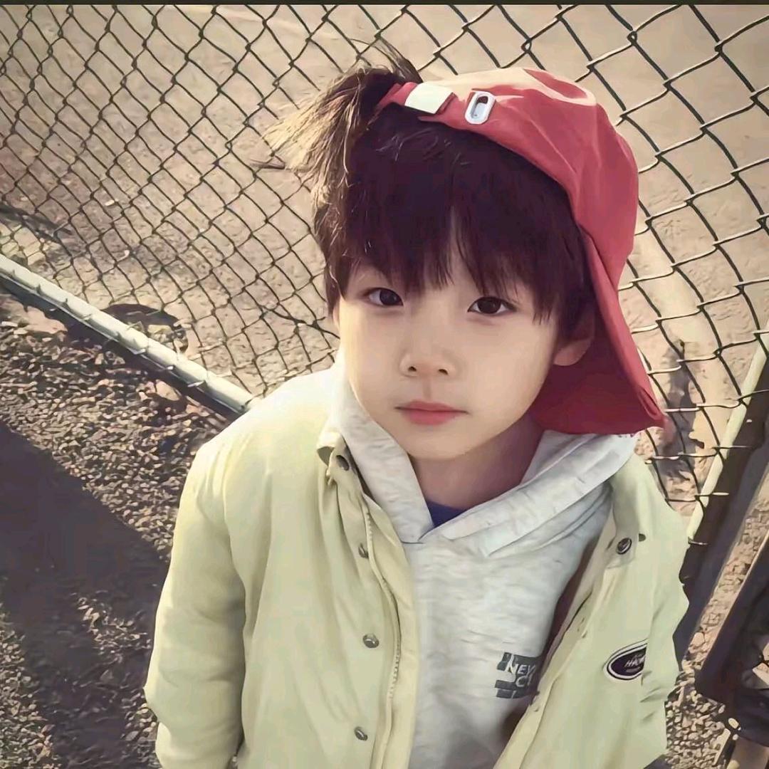 爱睡觉的小秦（军剪）