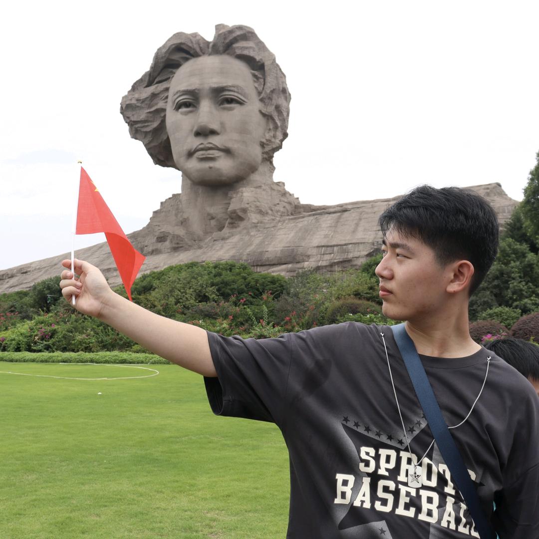 出警被老大爷拐杖打到头