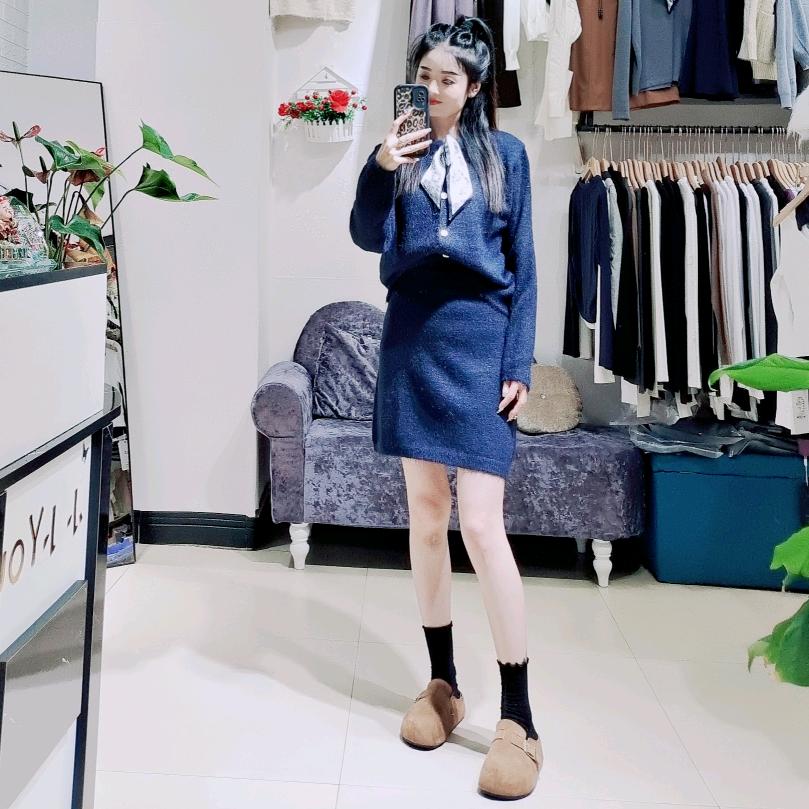 卖衣服的小小You