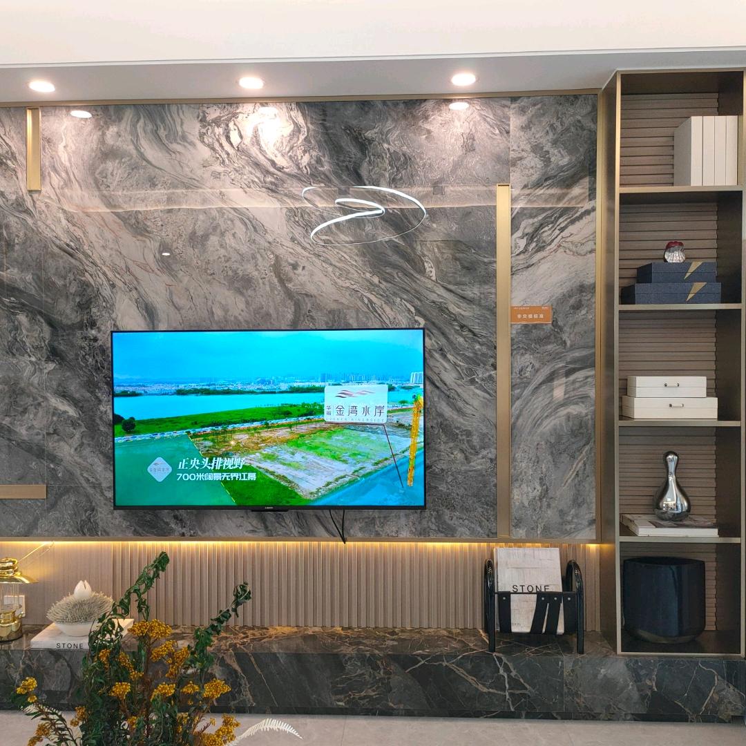 旧报纸上的雪化了