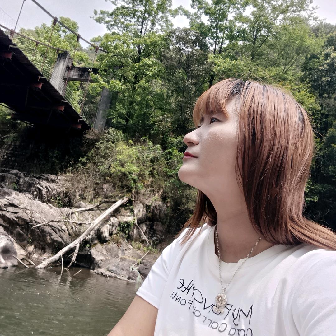 那神密呢女人出现了