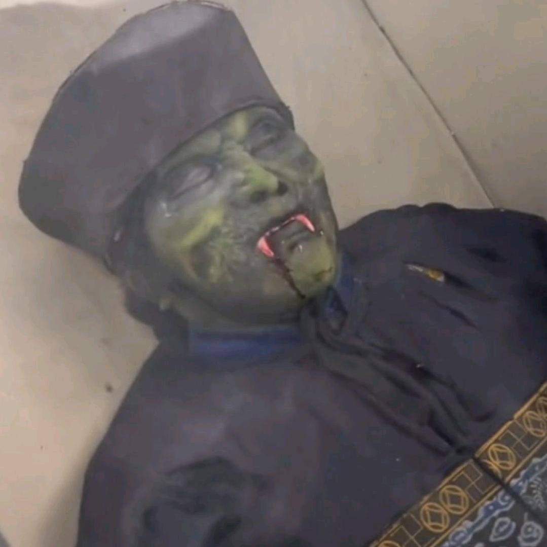 厕所抓蛆蘸屎吃，